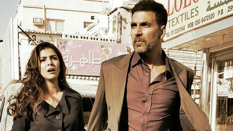 Frame de la pel&iacute;cula Airlift, basada en la historia real del rescate de los indios en Kuwait