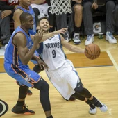 Serge Ibaka defiende a Ricky Rubio durante el Timberwolves-Thunder Serge Ibaka defiende a Ricky Rubio durante el Timberwolves-Thunder