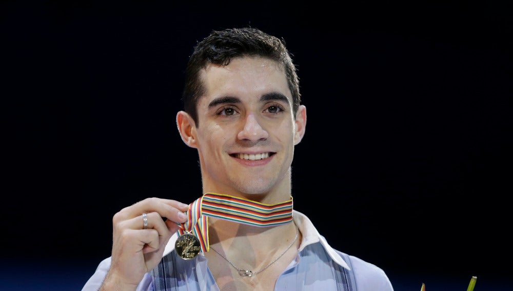 Javier Fernández posa con su medalla de oro tras volver a ganar el Europeo