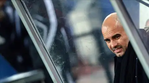 Pep Guardiola sentado en el banquillo Pep Guardiola sentado en el banquillo