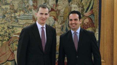 El Rey con el diputado de UPN, &Iacute;&ntilde;igo Alli