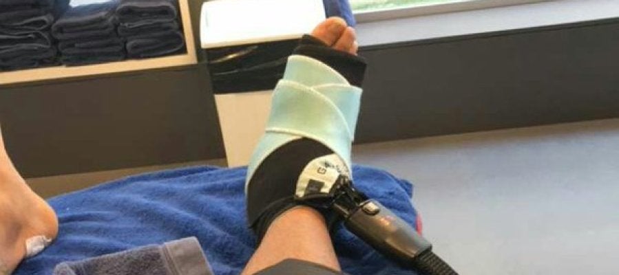 Neymar cuelga una imagen de su tobillo derecho siendo tratado Neymar cuelga una imagen de su tobillo derecho siendo tratado