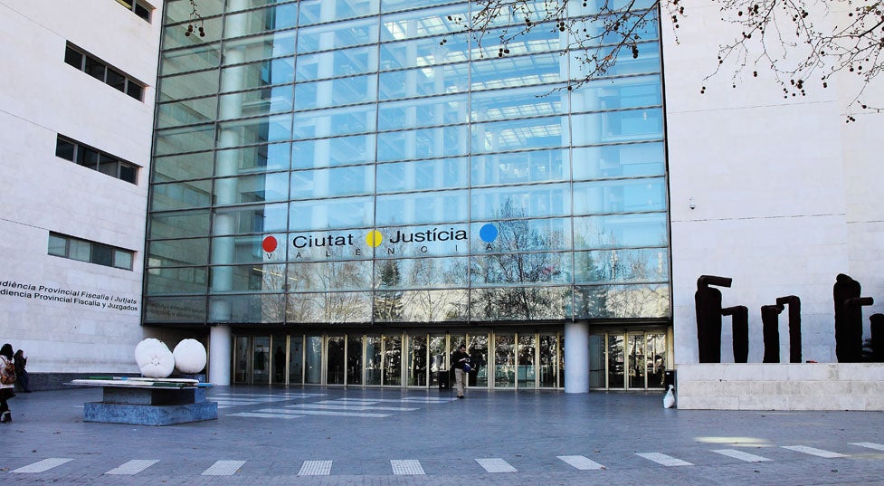 Llegan a los juzgados nueve coches con el resto de detenidos por su implicación en el caso Imelsa Llegan a los juzgados nueve coches con el resto de detenidos por su implicación en el caso Imelsa