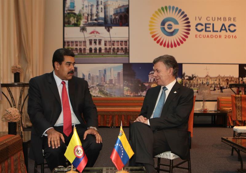 Santos y Maduro hablan en privado en Quito sobre la frontera y el proceso de paz Santos y Maduro hablan en privado en Quito sobre la frontera y el proceso de paz