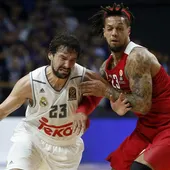 Llull intenta penetrar a canasta ante la defensa del Olympiacos Llull intenta penetrar a canasta ante la defensa del Olympiacos