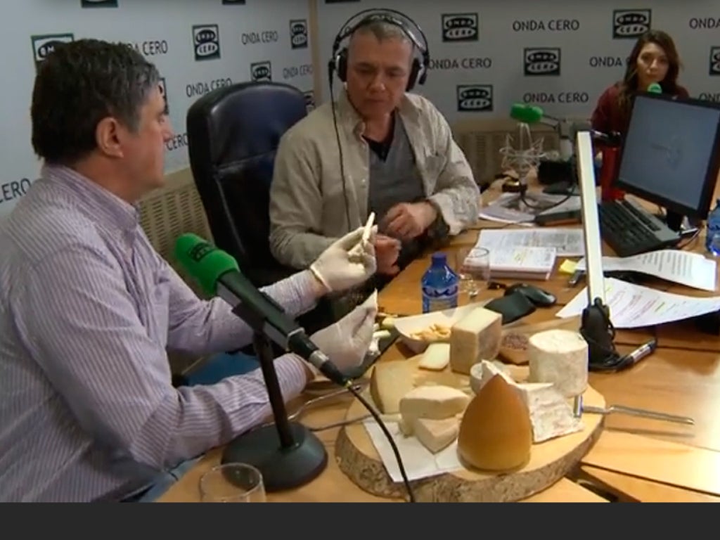 José Luis Martín reta a Juan Ramón Lucas a hacer una cata de quesos en directo José Luis Martín reta a Juan Ramón Lucas a hacer una cata de quesos en directo