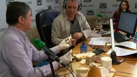 Cata de quesos en Más de uno Juan Ramón Lucas realiza una cata de quesos en Más de uno con el experto José Luis Martín