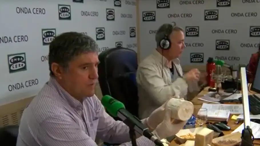 Cata de quesos en Más de uno Cata de quesos en Más de uno con Juan Ramón Lucas