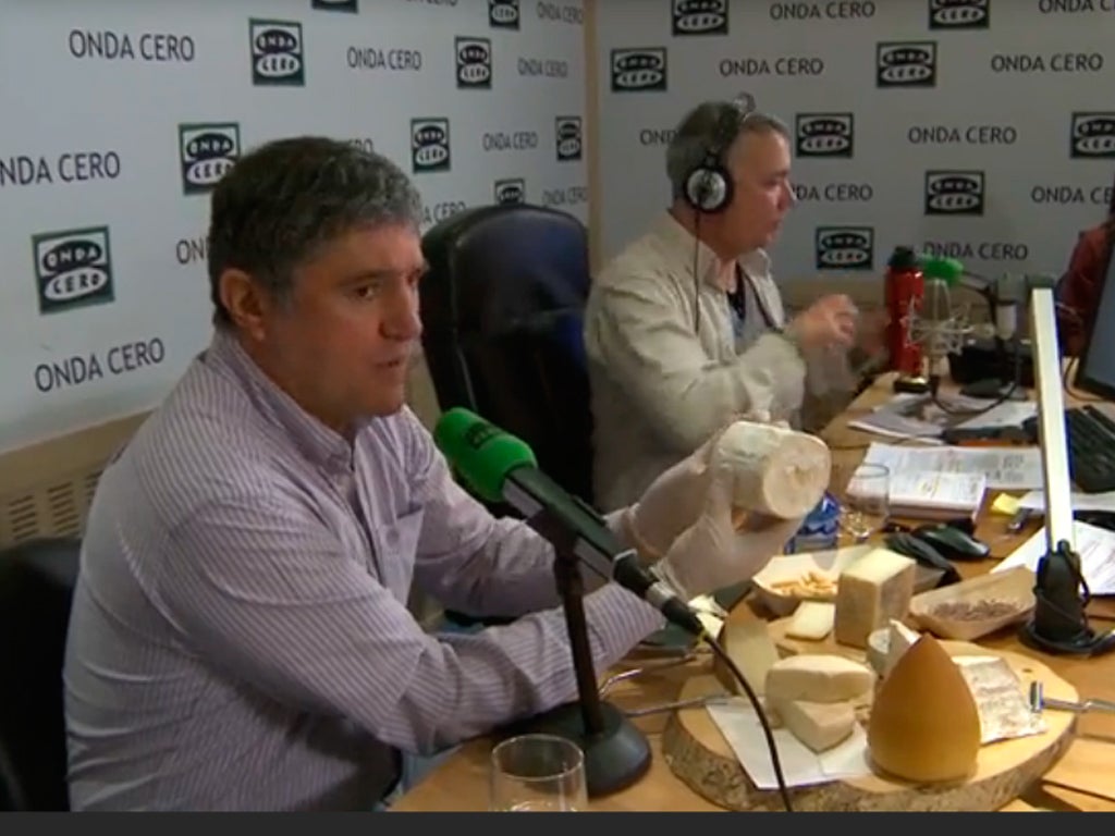 José Luis Martín reta a Juan Ramón Lucas a hacer una cata de quesos en directo José Luis Martín reta a Juan Ramón Lucas a hacer una cata de quesos en directo