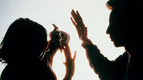 Imagen que recrea una agresi&oacute;n contra una mujer