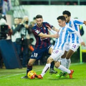 Borja Gonzalez del Eibar lucha por el balón con Juanpi del Málaga CF 