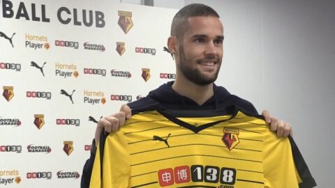 Mario Su&aacute;rez posa con la camiseta del Watford