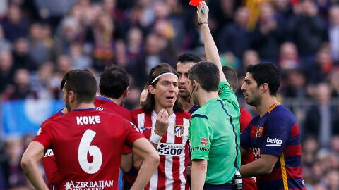 Filipe Luis ve la roja ante el F&uacute;tbol Club Barcelona