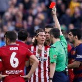 Filipe Luis ve la roja ante el Fútbol Club Barcelona