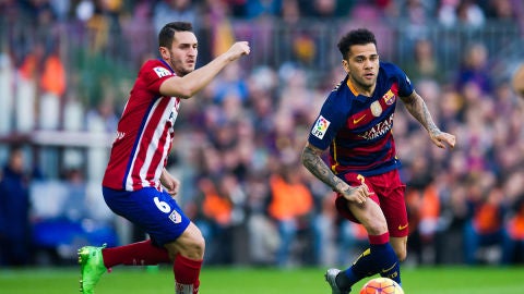 Dani Alves disputa un bal&oacute;n con Koke
