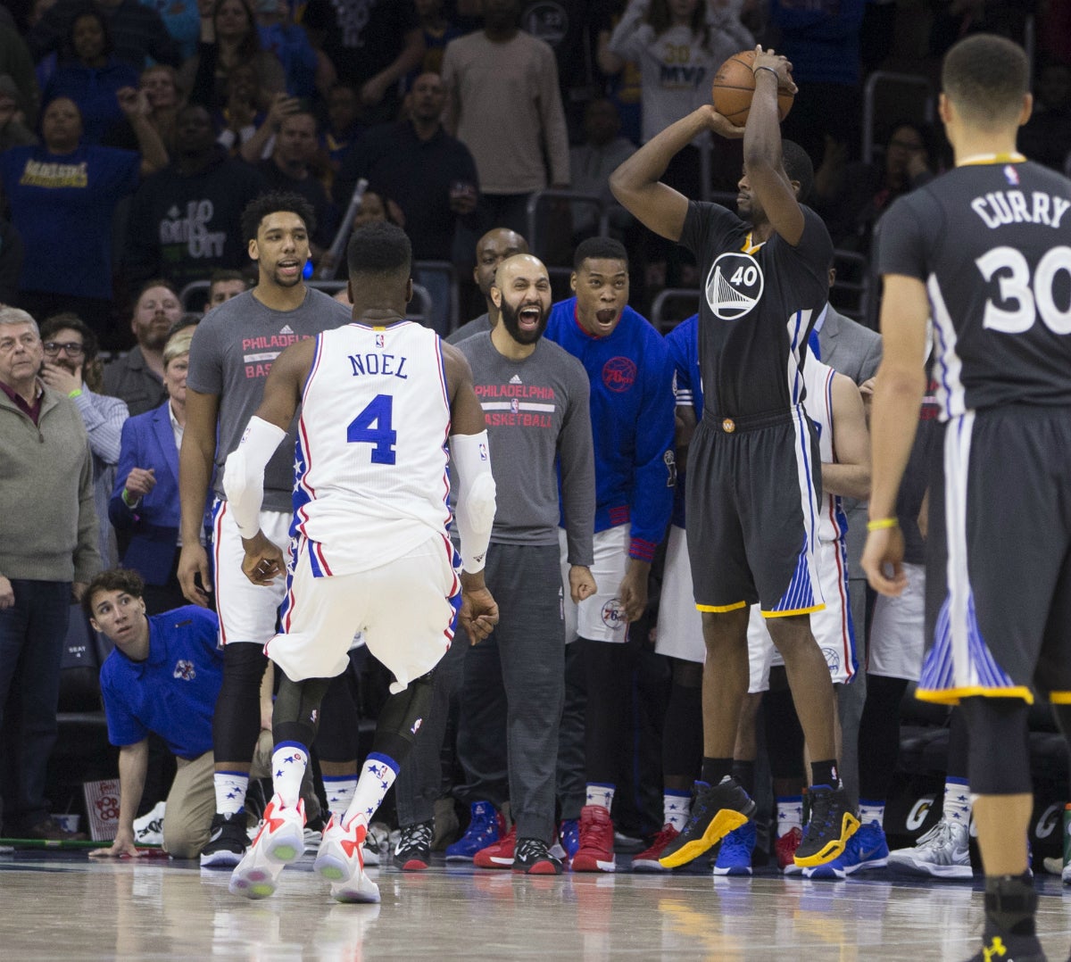 Harrison Barnes evita la sorpresa de los Sixers ante los Warriors Harrison Barnes evita la sorpresa de los Sixers ante los Warriors