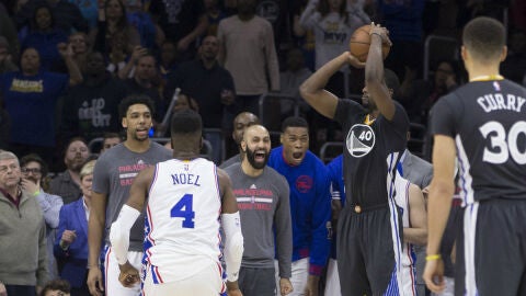 Harrison Barnes tira el triple que dar&iacute;a la victoria a los Warriors ante los Sixers