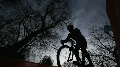 Hombre montando en bicicleta Hombre montando en bicicleta