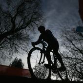 Hombre montando en bicicleta