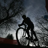 Hombre montando en bicicleta Hombre montando en bicicleta