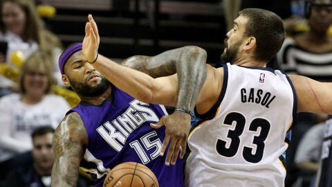 DeMarcus Cousins, defendido por Marc Gasol