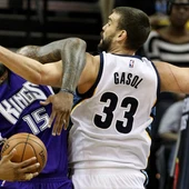DeMarcus Cousins, defendido por Marc Gasol DeMarcus Cousins, defendido por Marc Gasol