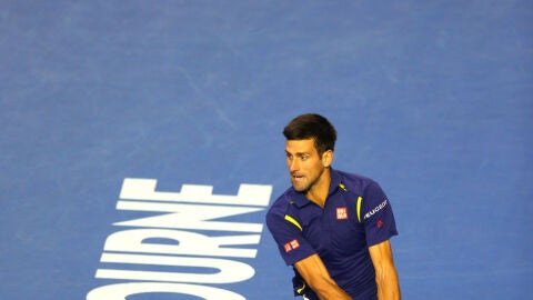 Novak Djokovic golpea la bola de rev&eacute;s durante la final contra Andy Murray