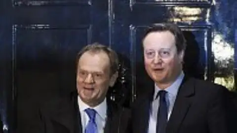 David Cameron con Donald Tusk. David Cameron con Donald Tusk.