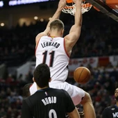 Leonard 'machaca' el aro ante l amirada de Ricky Rubio Leonard 'machaca' el aro ante l amirada de Ricky Rubio