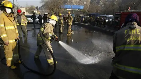 Bomberos trabajan en el lugar donde fue perpetrado un ataque suicida en Kabul Bomberos trabajan en el lugar donde fue perpetrado un ataque suicida en Kabul