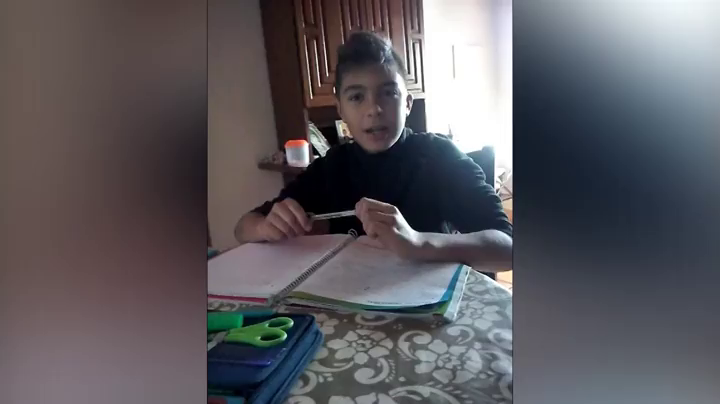 Juan Antonio hace los deberes escuchando Te doy mi palabra Juan Antonio hace los deberes escuchando Te doy mi palabra