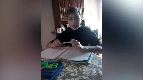 Frame 0.0 de: Juan Antonio hace los deberes escuchando Te doy mi palabra Frame 0.0 de: Juan Antonio hace los deberes escuchando Te doy mi palabra