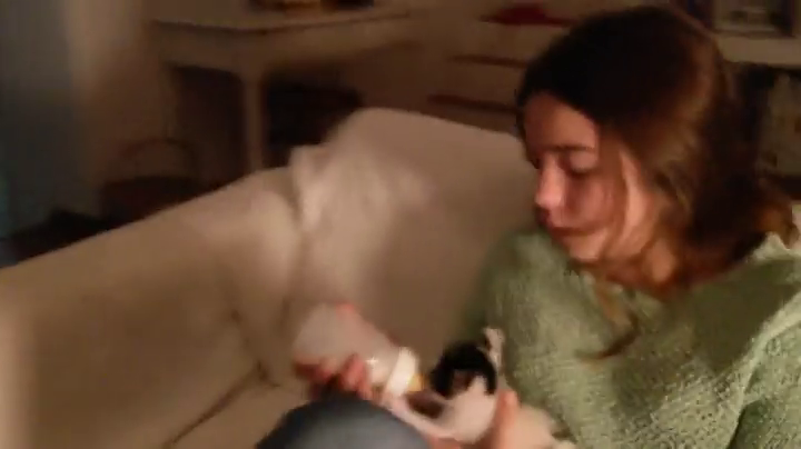 Macarena alimenta a su pequeña mascota Macarena alimenta a su pequeña mascota