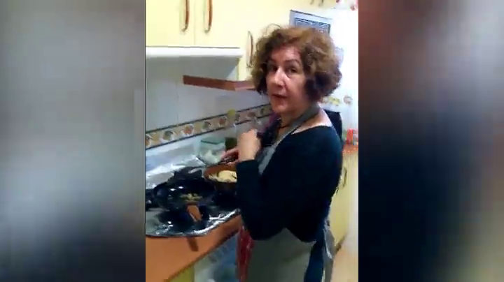 Maria Jesús cocina mientras escucha Te doy mi palabra Maria Jesús cocina mientras escucha Te doy mi palabra