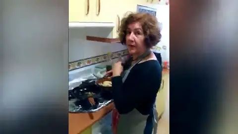 Frame 2.21863 de: Maria Jesús cocina mientras escucha Te doy mi palabra Frame 2.21863 de: Maria Jesús cocina mientras escucha Te doy mi palabra