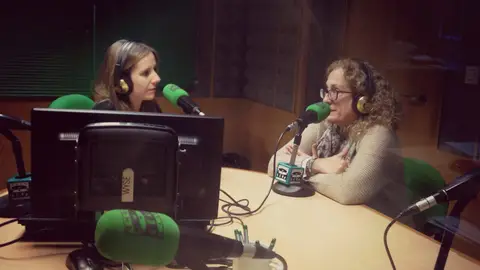 Luisa Márquez, mestra e coordinadora das Rede Galega de Escolas da UNESCO Susana Pedreira entrevistanso a mestra en Onda Cero Galicia