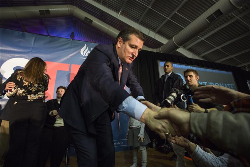 Victoria de Cruz y empate técnico entre Clinton y Sanders en el 'caucus' de Iowa Victoria de Cruz y empate técnico entre Clinton y Sanders en el 'caucus' de Iowa