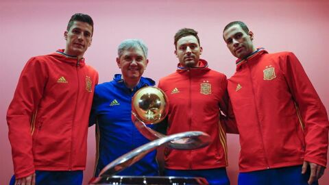 Jos&eacute; Venancio, con los capitanes