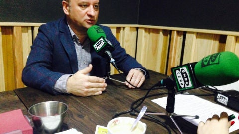 Susana Pedreira entrevista al director de la planta de celulosas de Pontevedra