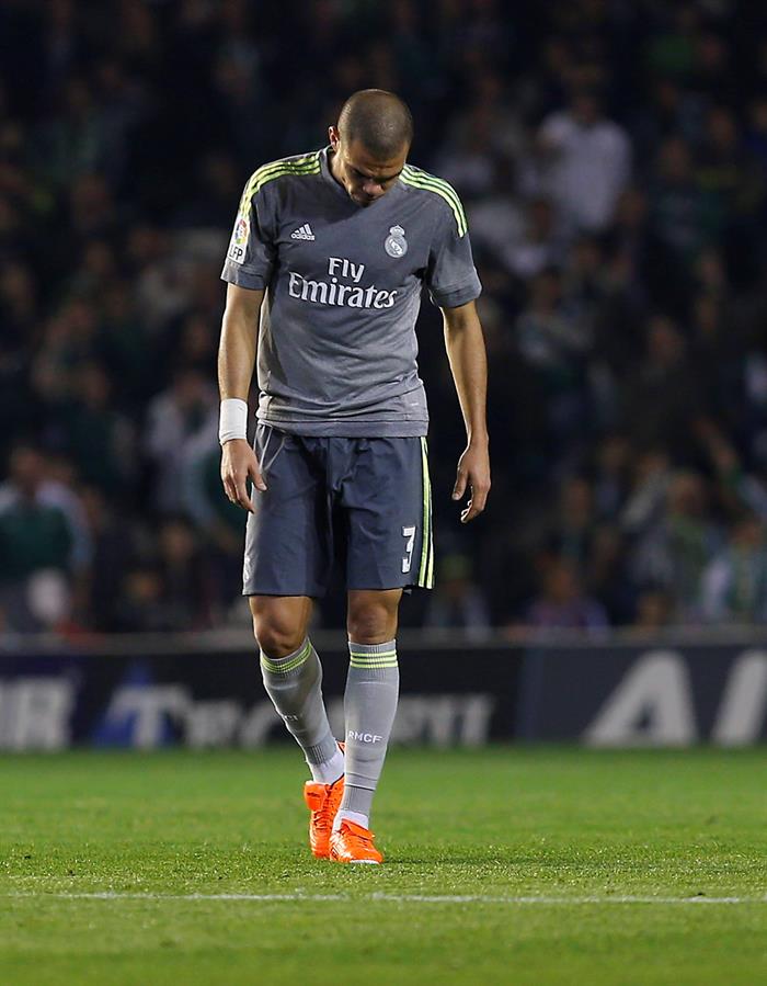 Pepe se somete a nuevas pruebas al no remitir el dolor en su fascia plantar Pepe se somete a nuevas pruebas al no remitir el dolor en su fascia plantar