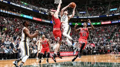 Pau Gasol trata de impedir una canasta ante los Jazz Pau Gasol trata de impedir una canasta ante los Jazz