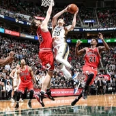 Pau Gasol trata de impedir una canasta ante los Jazz Pau Gasol trata de impedir una canasta ante los Jazz