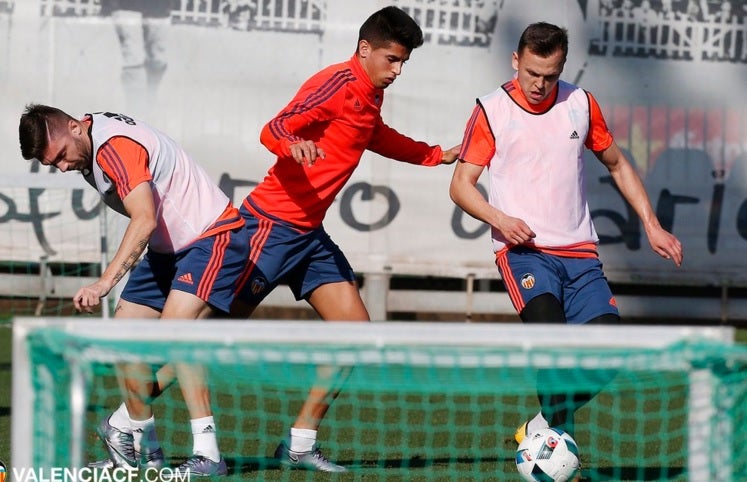 Denis Cheryshev ya entrena con el Valencia Denis Cheryshev ya entrena con el Valencia