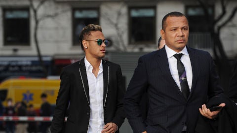 Neymar y su padre andando al juzgado