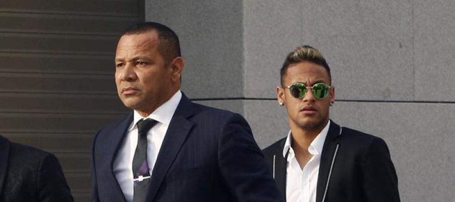Neymar y su padre, a su llegada a la Audiencia Nacional Neymar y su padre, a su llegada a la Audiencia Nacional