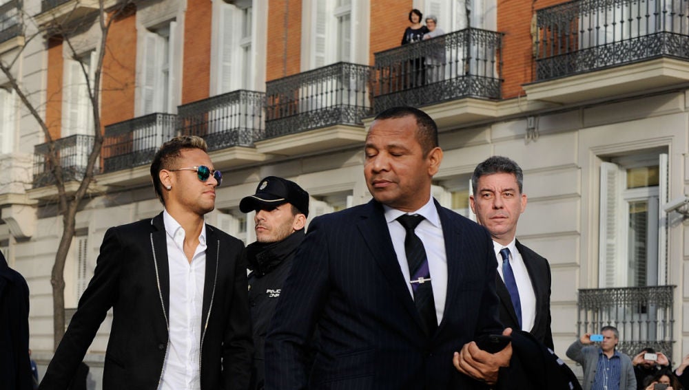 Neymar y su padre, camino de la Audiencia Nacional