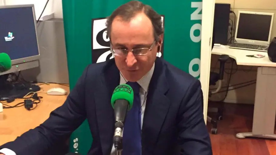 El ministro de Sanidad, Alfonso Alonso El ministro de Sanidad, Alfonso Alonso, durante una entrevista en Más de uno desde el Congreso
