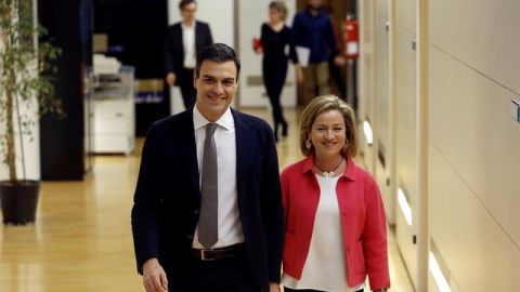 El l&iacute;der del PSOE y candidato a la Presidencia del Gobierno, Pedro S&aacute;nchez (i), al inicio de la reuni&oacute;n que ha mantenido con la diputada de Coalici&oacute;n Canaria (CC), Ana Oramas
