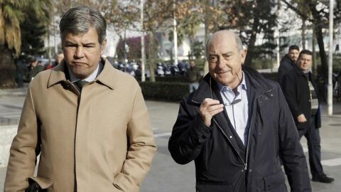 A la derecha, el exportavoz del PP en el Ayuntamiento de Valencia, Alfonso Novo