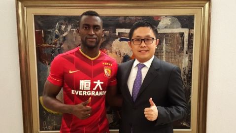 Jackson Mart&iacute;nez posa con su nueva camiseta